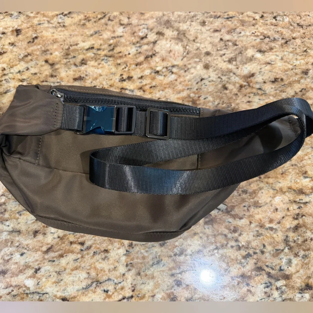 ALO Yoga Explorer Fanny Pack in the color Espresso - Picture 3 of 4